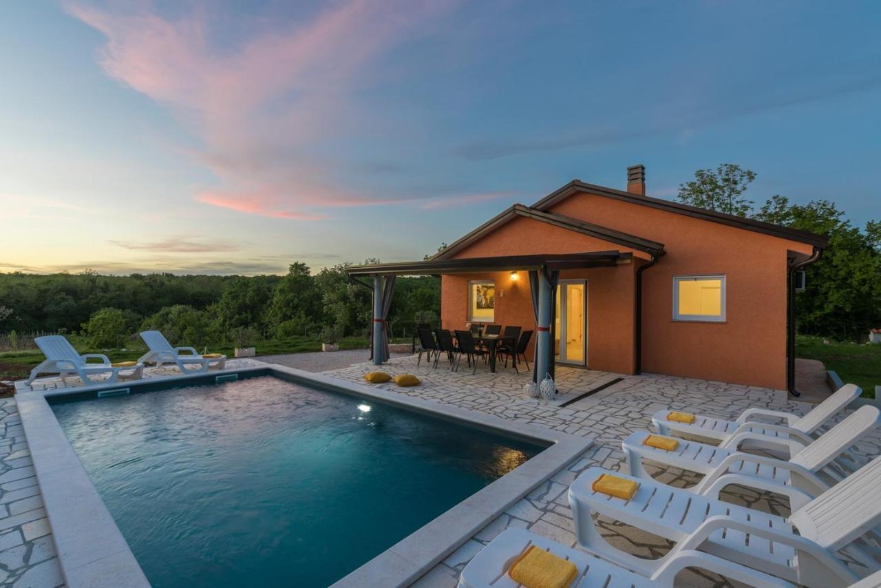 Villa Pendolina With Private Pool Buje Exteriér fotografie
